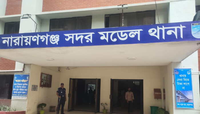 নারায়ণগঞ্জে পুলিশের ওপর মাদক ব্যবসায়ীদের হামলা, আহত ৫