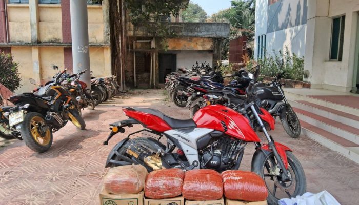 গোবিন্দগঞ্জে পুলিশি অভিযানে ২০ কেজি গাঁজা উদ্ধার; মোটরসাইকেল জব্দ ।