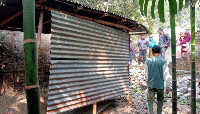 সাঘাটায় চাঁদা না পেয়ে জমির সীমানা প্রাচীর ভাঙচুর ও গাছ কেটে নেওয়ার অভিযোগ
