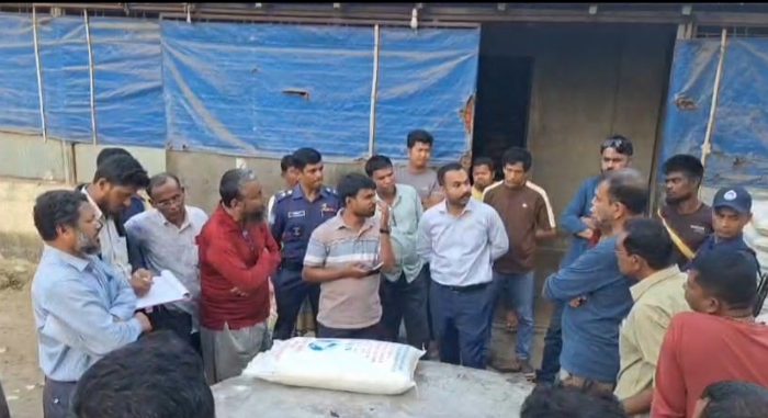 গাইবান্ধায় মুদি দোকানে অভিযান: ৫ লাখ টাকা জরিমানা, ৭১ বস্তা নিষিদ্ধ ‘সাল্টু’ জব্দ