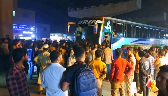 গোবিন্দগঞ্জে চালককে মারধরের অভিযোগ: সড়ক অবরোধে যানজট