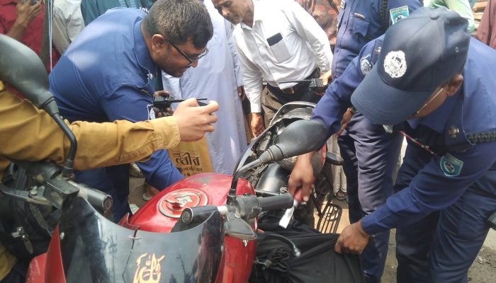 গাইবান্ধায় ট্রাফিক মোড়ে অভিনব কায়দায় গাঁজা বহন: মোটরসাইকেল জব্দ, মাদক কারবারি পলাতক।