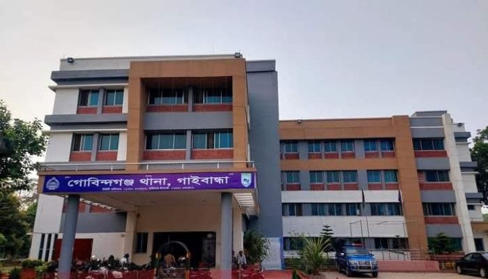 গোবিন্দগঞ্জে পুলিশের পোশাকে ইজিবাইক ছিনতাই, চালককে মারধর