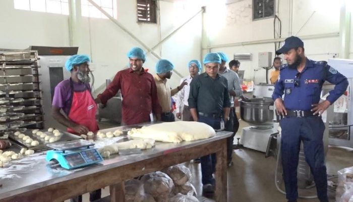 গাইবান্ধায় নোংরা পরিবেশে খাদ্য উৎপাদন: গন উন্নয়ন কেন্দ্র জিইউকে সহ দুই প্রতিষ্ঠানকে ২০,০০০ টাকা জরিমানা।
