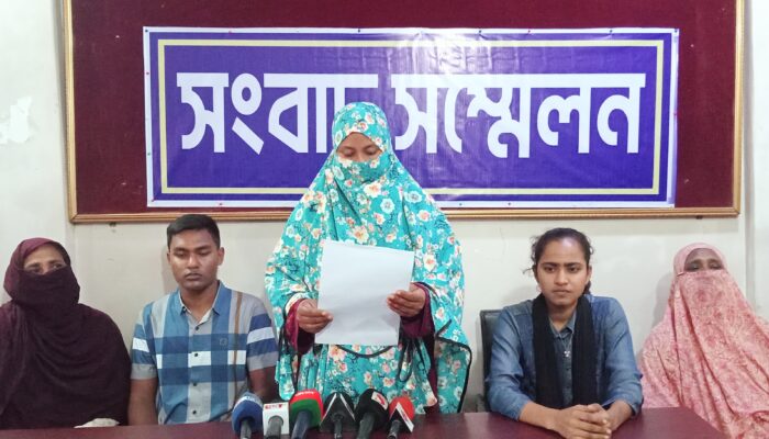 গাইবান্ধায় বাড়িঘর ভাঙচুর, লুটপাট ও মিথ্যা মামলার প্রতিবাদে সংবাদ সম্মেলন