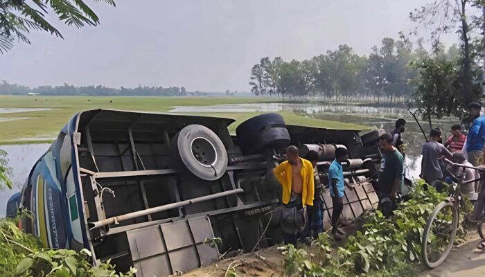 গাইবান্ধার পলাশবাড়ীতে বাস খাদে পড়ে নারী নিহত, আহত ১২