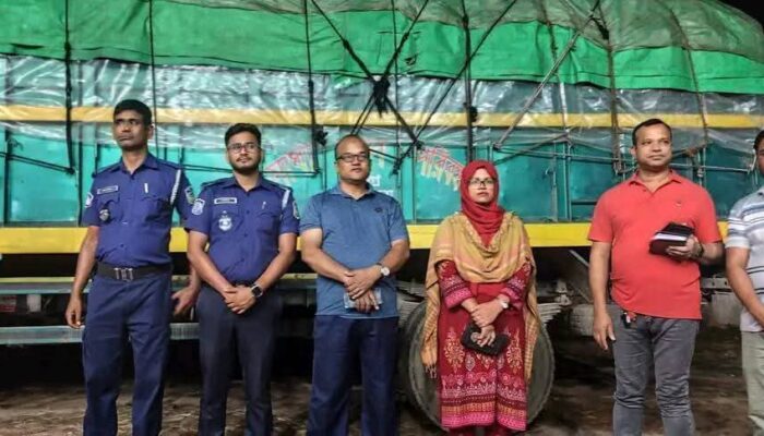 রাতের আঁধারে সরকারি চাল পাচারের চেষ্টা, ৬৬৭ বস্তাসহ ট্রাক জব্দ,আটক ২